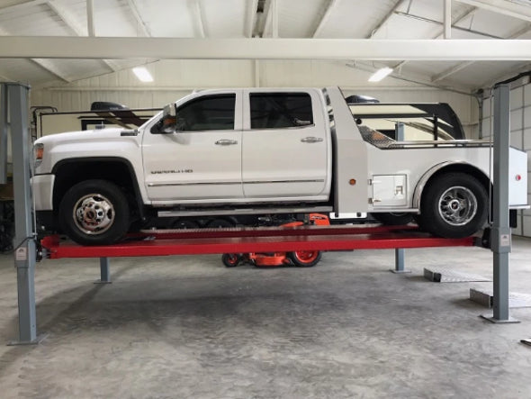 Advantage's 11,000 Pound Heavy Duty 4-Post Lift in action (side profile) 